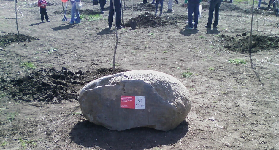 Памятный камень в Парке Победы в ЖК Суворовском