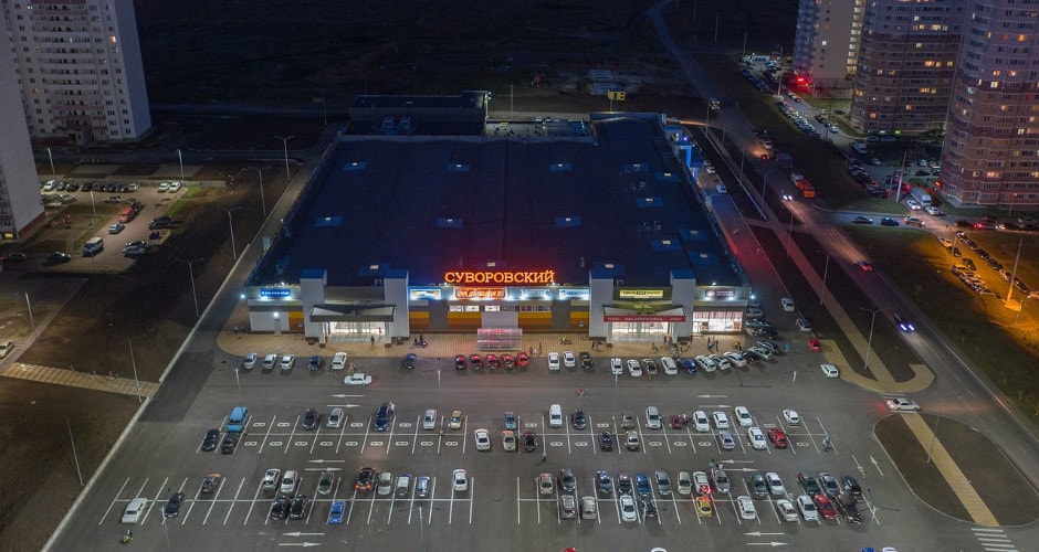 Вид на торговый центр в ЖК Суворовском