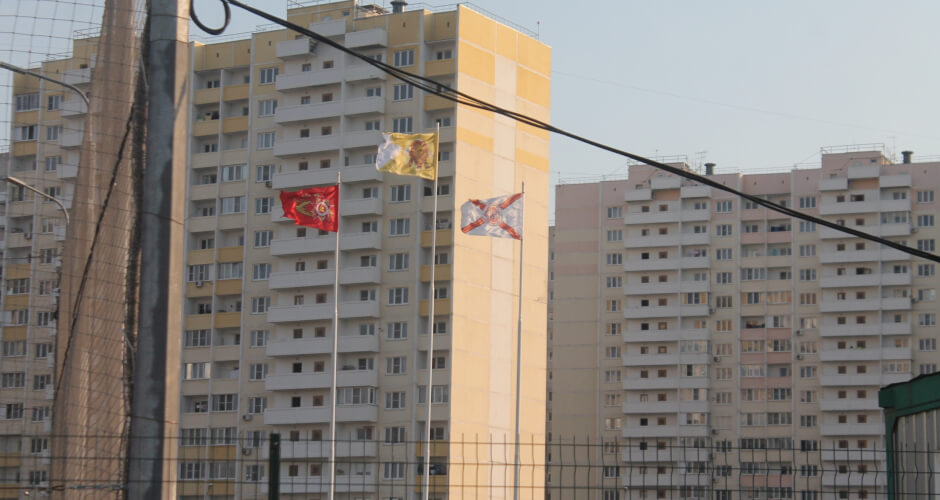 Флаги над спортивным клубом «Суворов»