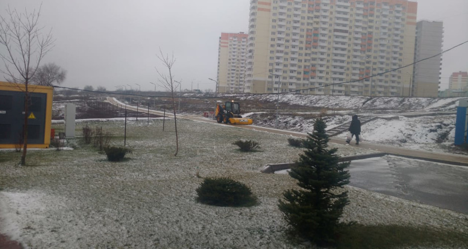Уборка первого снега 2019 в ЖК Суворовский. Вид 1.
